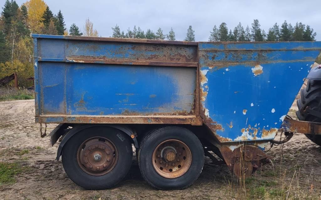  Hiekoitinvaunu etukipillä Omavalmiste Hiekan- ja suolanlevittimet