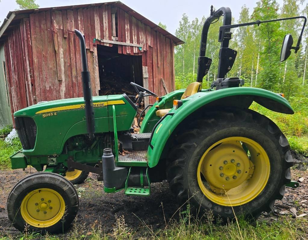 John Deere 5055 E Traktorit