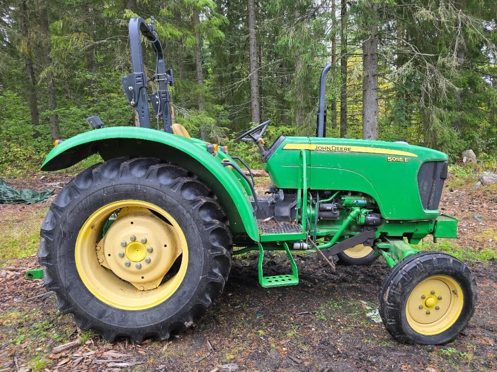 John Deere 5055 E Traktorit