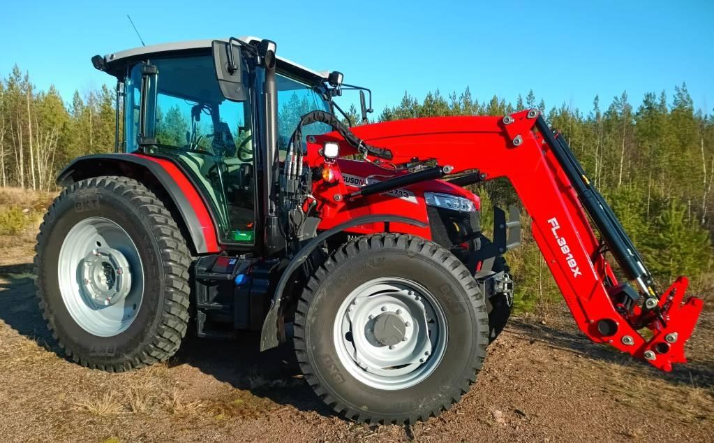 Massey Ferguson 5713M Traktorit