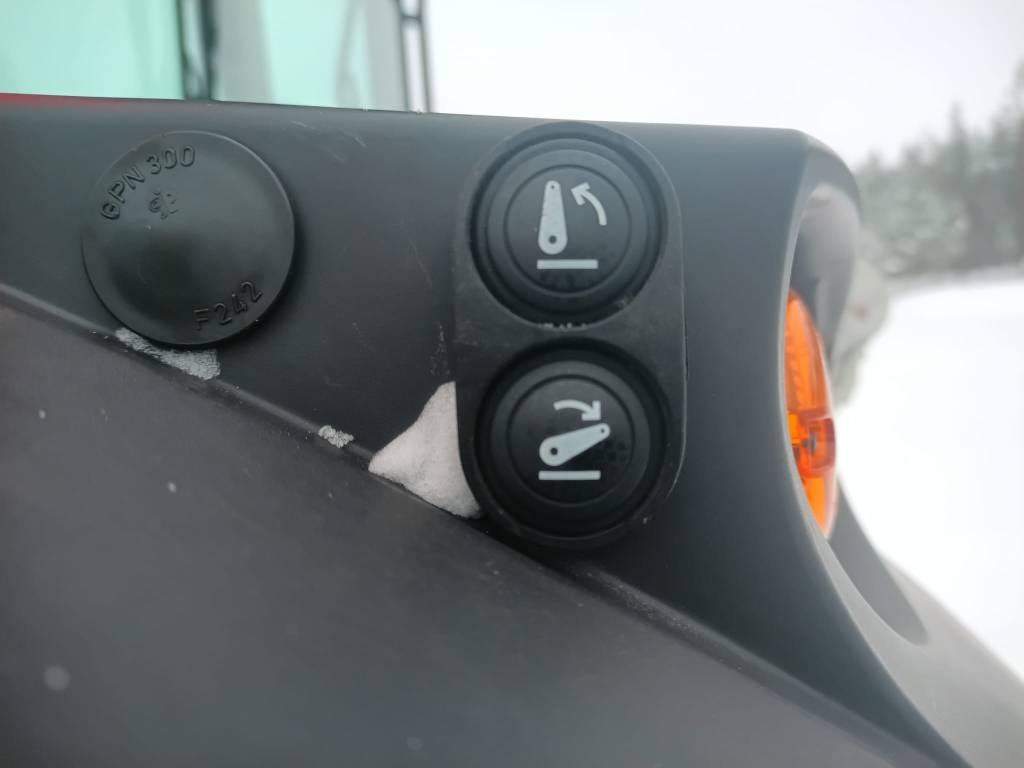 Massey Ferguson 5713M Traktorit